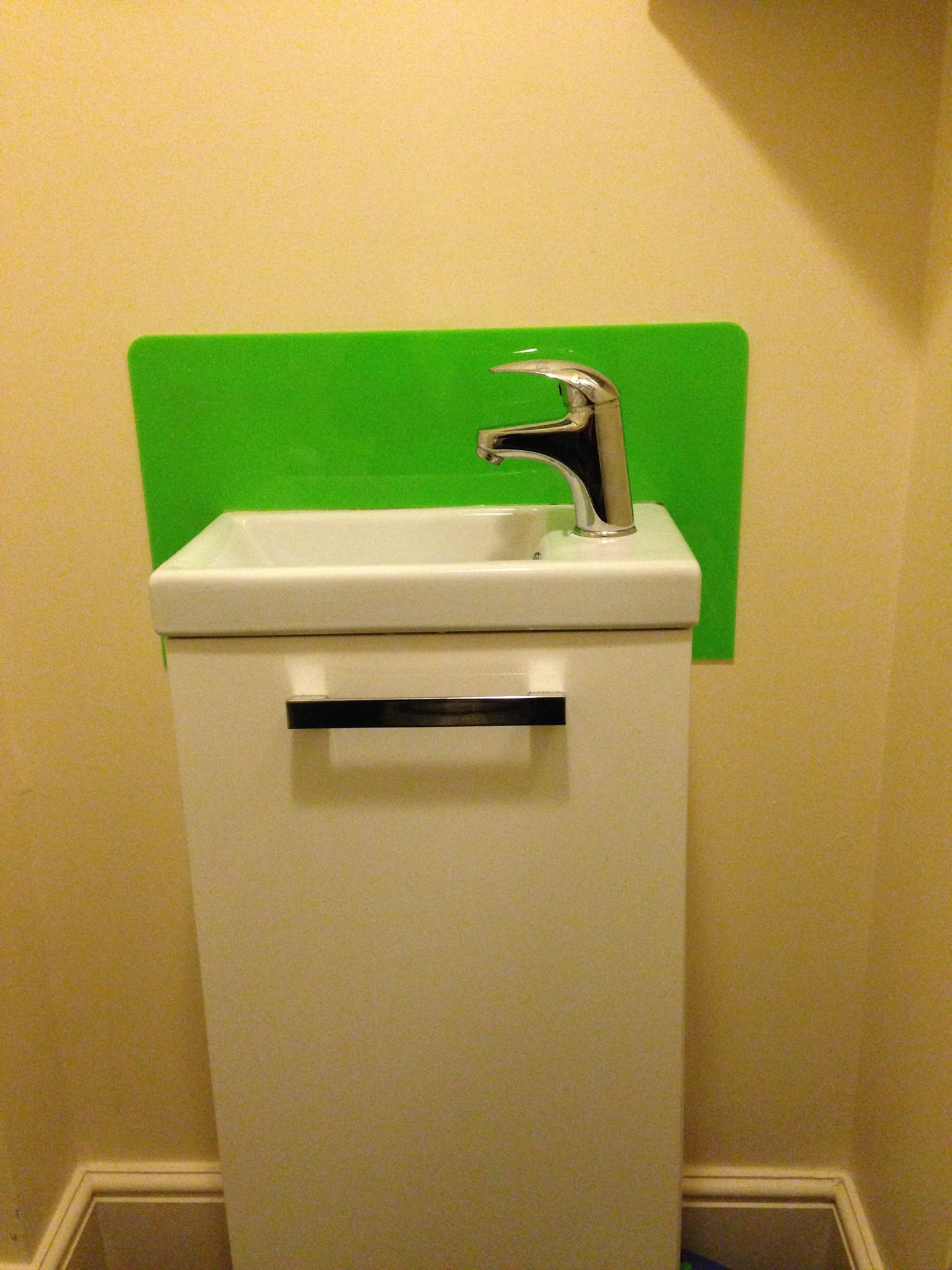 green sink splashback