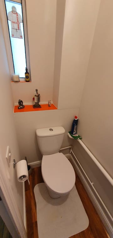 orange bathroom splashback