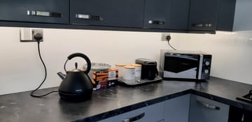 white kitchen splashback