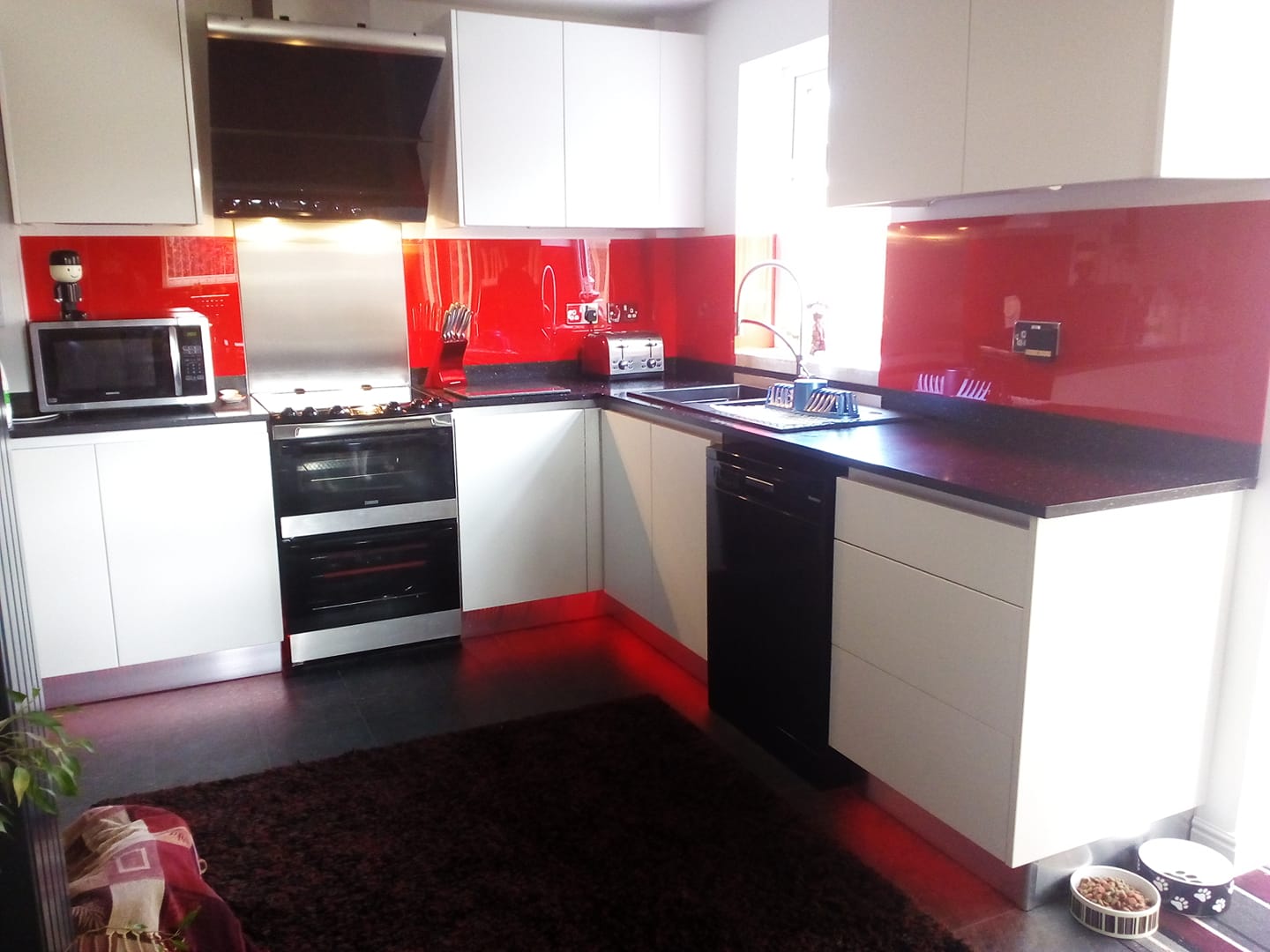 red kitchen splashback